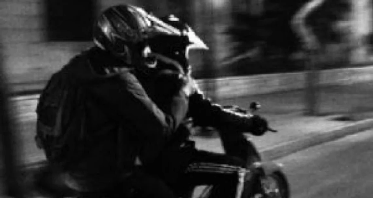 Violento asalto en Rawson: Motochorros siguieron a una joven y dispararon frente a su casa