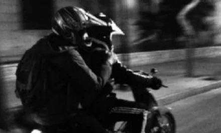 Violento asalto en Rawson: Motochorros siguieron a una joven y dispararon frente a su casa