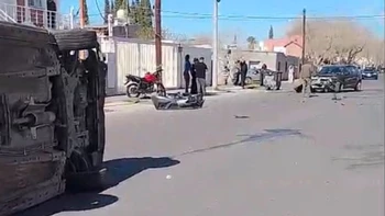 Un fuerte choque terminó con un auto volcado en una calle de Capital