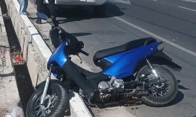 Un pozo provocó la caída de una motociclista que terminó internada en el Hospital Rawson