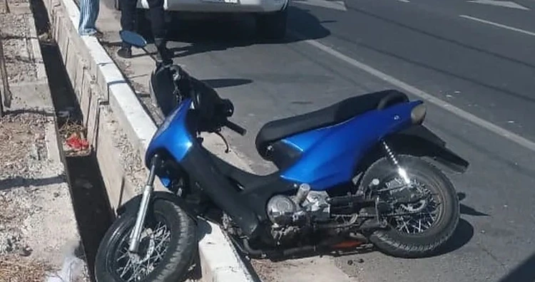 Un pozo provocó la caída de una motociclista que terminó internada en el Hospital Rawson