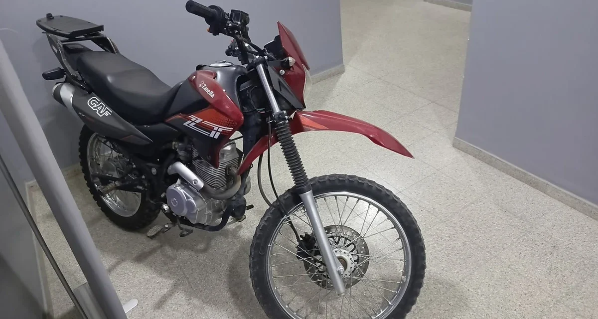 Dos menores fueron detenidos tras una persecución por el robo de una moto en Rawson