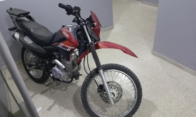 Dos menores fueron detenidos tras una persecución por el robo de una moto en Rawson
