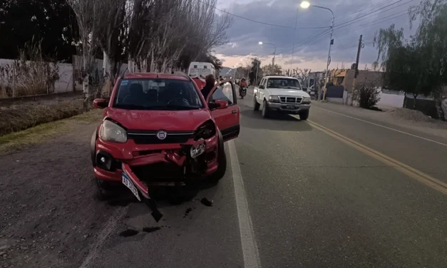 Fuerte choque entre un auto y una moto tras una maniobra en calle Salta