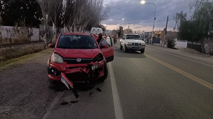 Fuerte choque entre un auto y una moto tras una maniobra en calle Salta