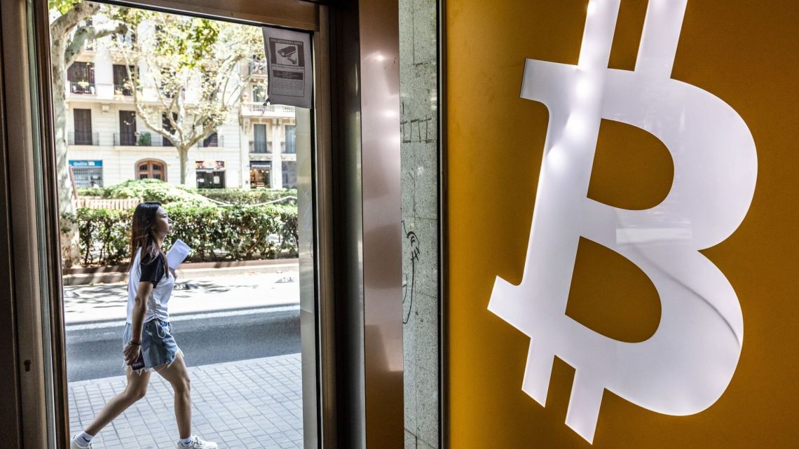 El Estado ahorra en Bitcoin y diseña el dinero que no podés controlar