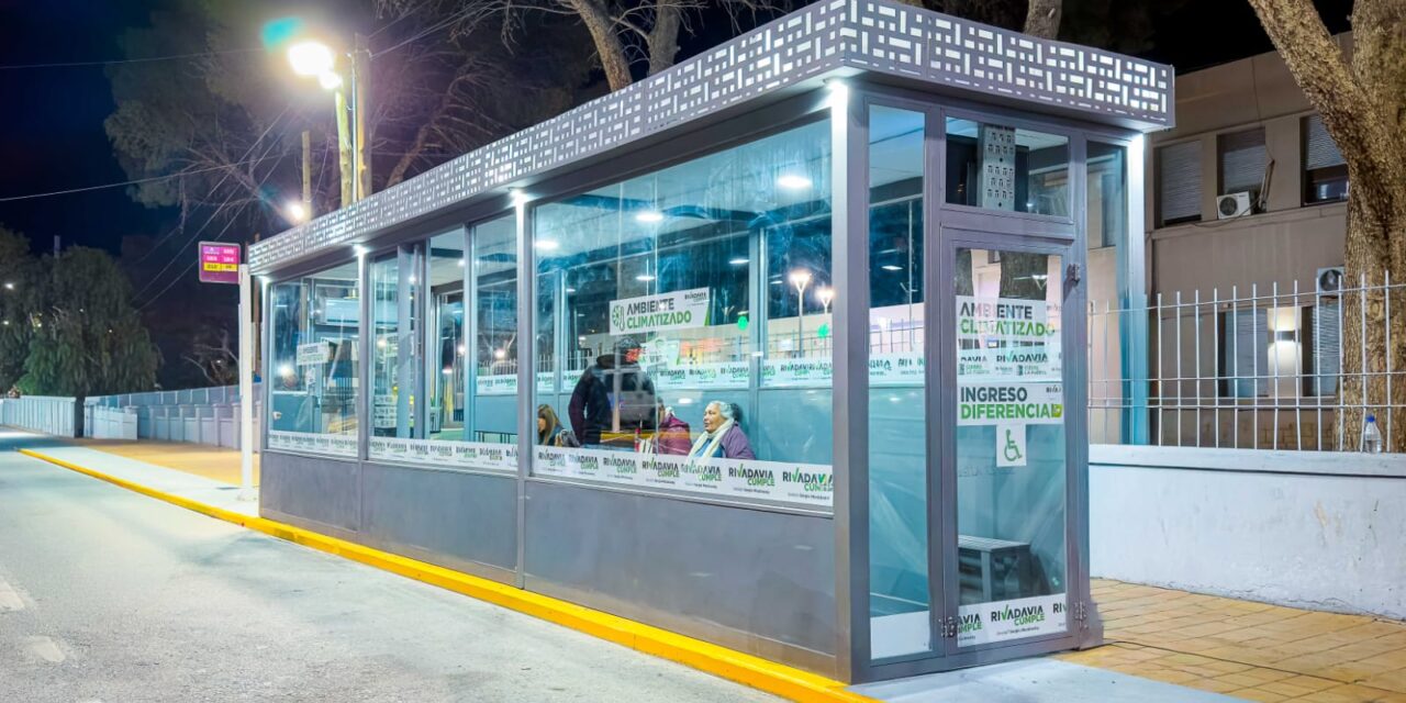 Rivadavia completó la instalación de cinco paradas de colectivos climatizada