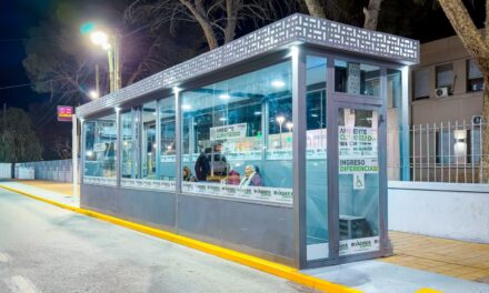 Rivadavia completó la instalación de cinco paradas de colectivos climatizada