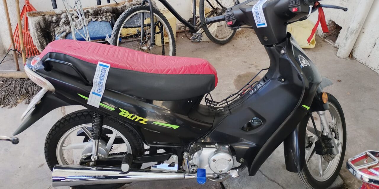 Una moto robada terminó en un barrio de Capital y dos personas fueron detenidas tras intentar escapar