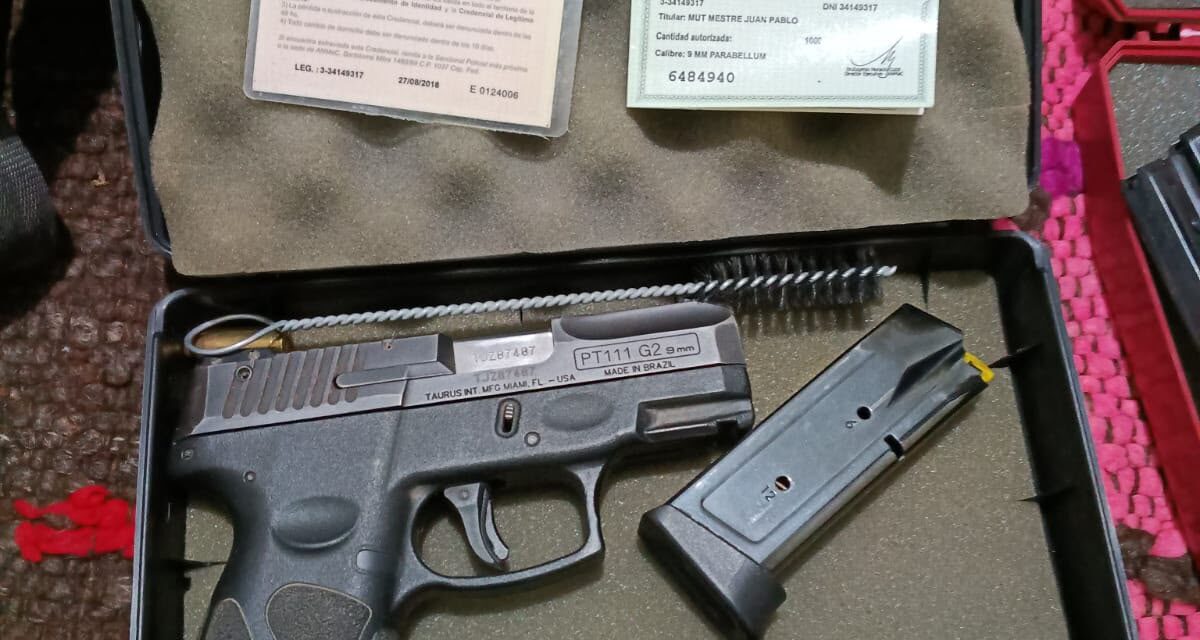 Allanaron una casa en Rawson por amenazas y encontraron dos pistolas y decenas de municiones
