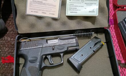 Allanaron una casa en Rawson por amenazas y encontraron dos pistolas y decenas de municiones