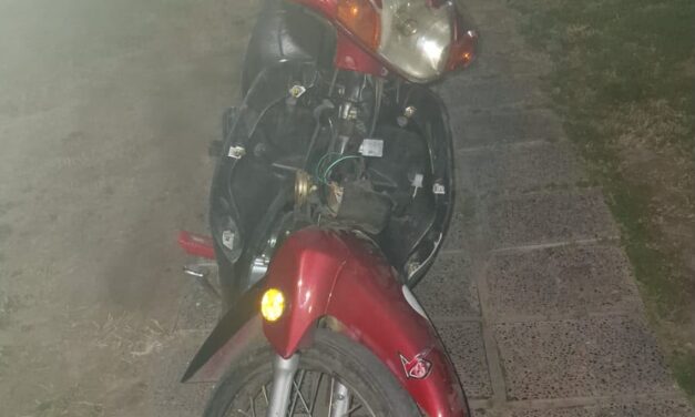 Vecinos frenaron a dos menores que intentaban robar una moto en Rawson