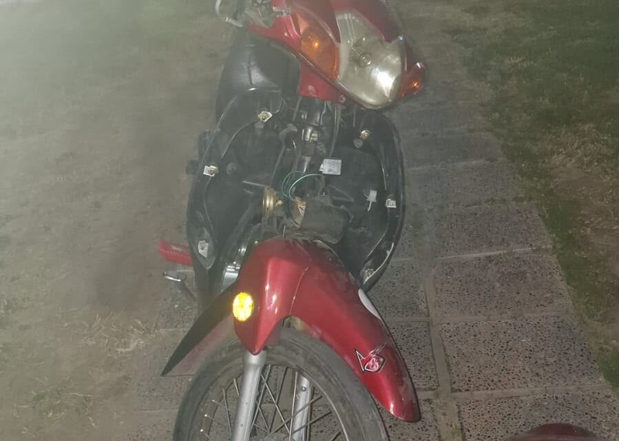 Vecinos frenaron a dos menores que intentaban robar una moto en Rawson