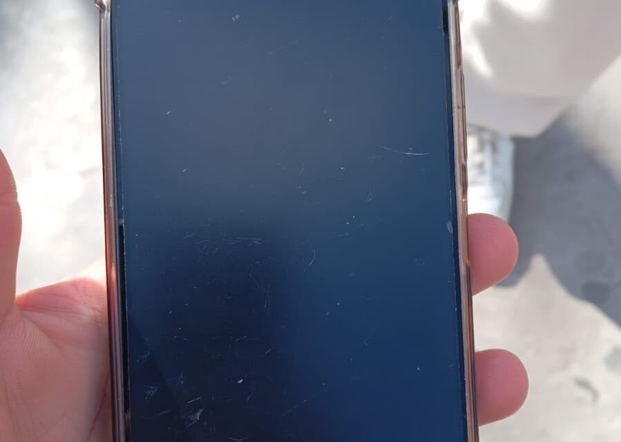 Le robaron el celular en un baño y lo encontraron tirado en un contenedor de basura
