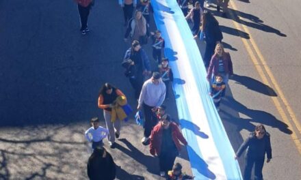 Una bandera de 250 metros y cientos de familias: así homenajearon a San Martín en la Escuela Normal