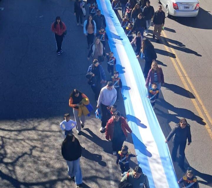 Una bandera de 250 metros y cientos de familias: así homenajearon a San Martín en la Escuela Normal