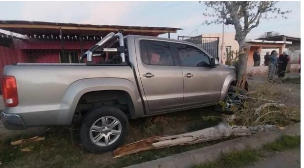Choque en Rawson: una mujer de 69 años quedó grave tras impactar contra un árbol