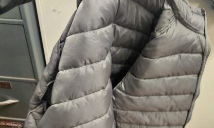 Intentaron llevarse carne y ropa de un supermercado y los atraparon antes de salir