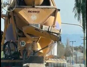 Un camión hormigonera perdió cemento en plena Ruta 20 y generó preocupación entre los conductores