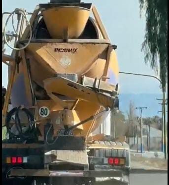 Un camión hormigonera perdió cemento en plena Ruta 20 y generó preocupación entre los conductores