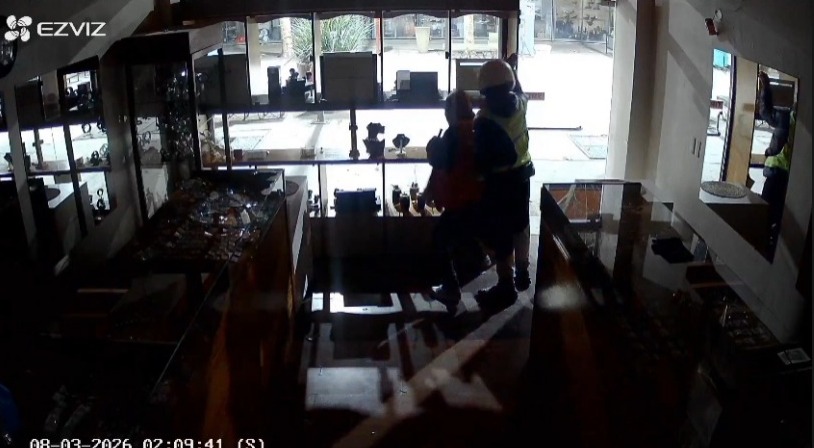 VIDEO | Así desvalijaron una joyería en la peatonal: las cámaras registraron los cuatro minutos del millonario robo