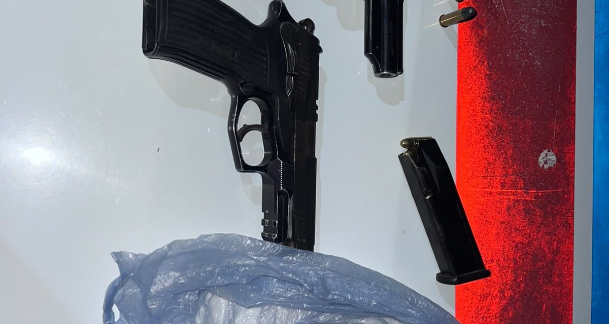 Una mujer llevaba una pistola oculta debajo de un bebé: Dos detenidos y secuestro de armas en Santa Lucía