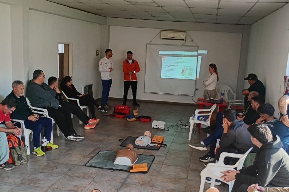 El Club UVT fue sede de una capacitación en RCP y primeros auxilios para fortalecer la seguridad deportiva