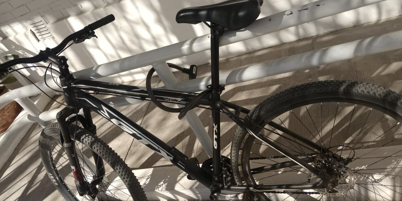 Lo sorprendieron intentando robar una bicicleta frente a una escuela y tenía una ganzúa