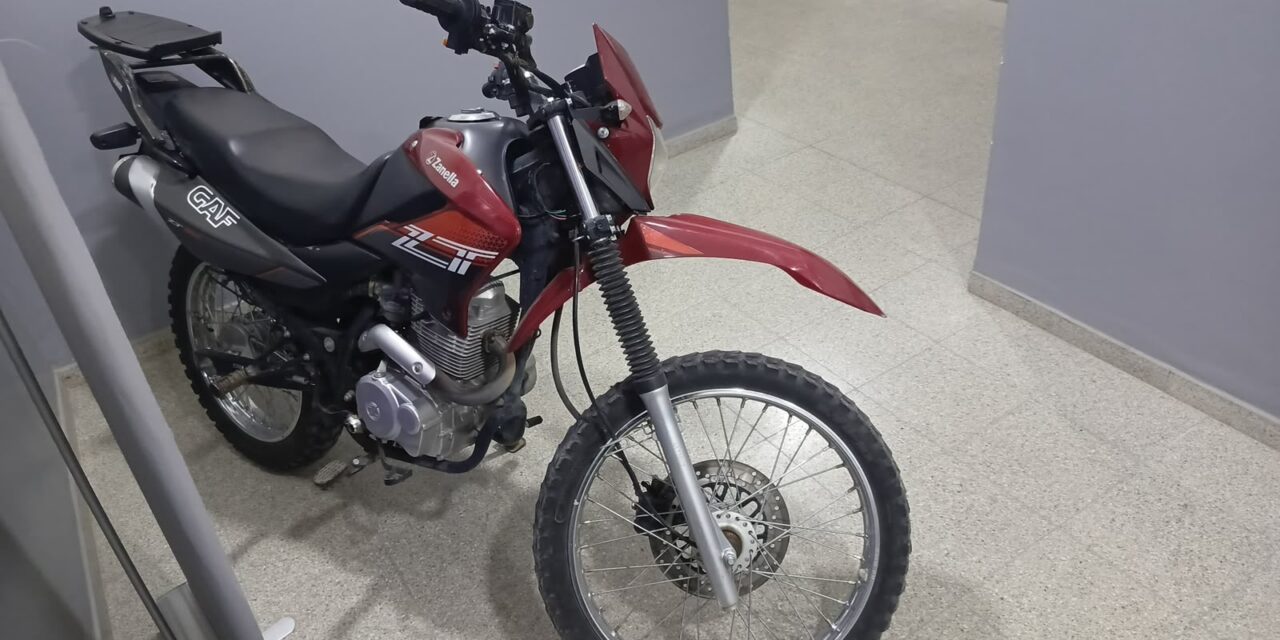Robaron una moto a punta de pistola y terminaron detenidos tras una persecución en Rawson