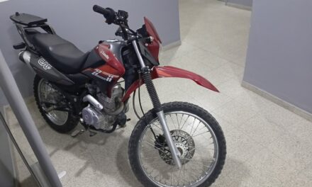 Robaron una moto a punta de pistola y terminaron detenidos tras una persecución en Rawson