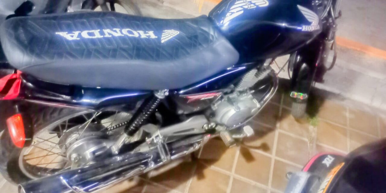 Dos detenidos y una moto robada recuperada durante un operativo en Capital