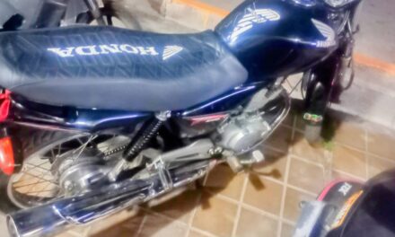 Dos detenidos y una moto robada recuperada durante un operativo en Capital