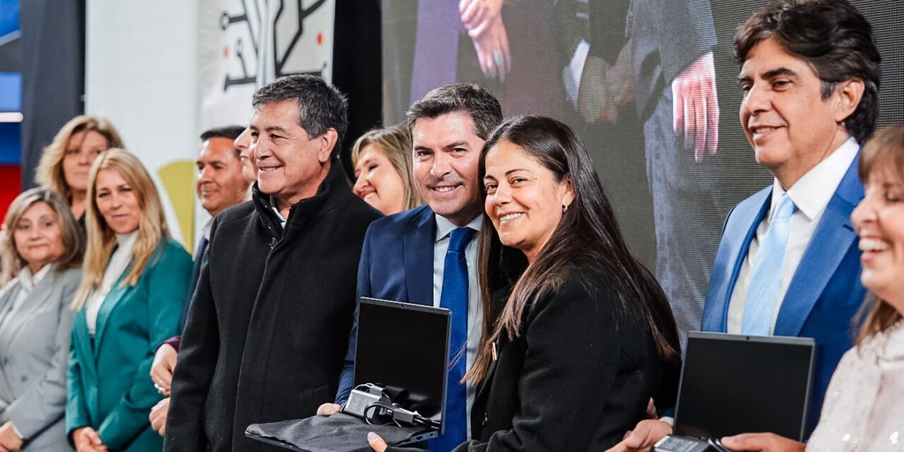 Orrego entregó 3.000 computadoras a docentes y anunció 50.000 equipos más para estudiantes