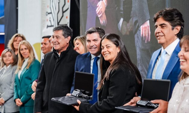 Orrego entregó 3.000 computadoras a docentes y anunció 50.000 equipos más para estudiantes