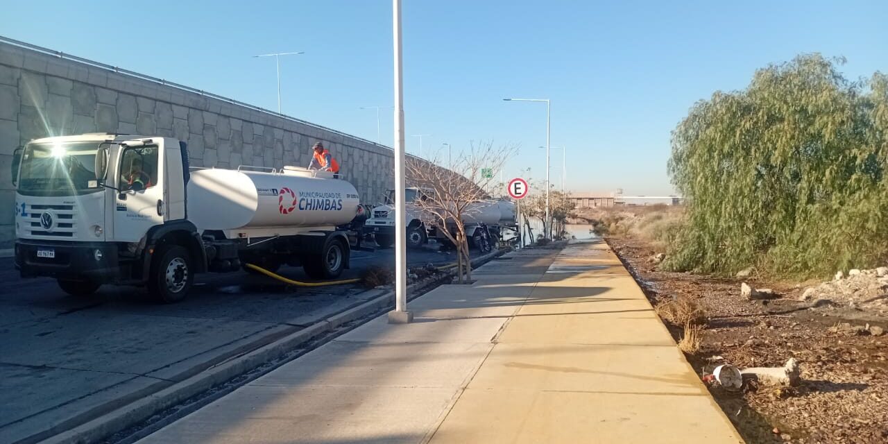 Chimbas trabaja para desagotar los laterales de la Ruta 40 tras los anegamientos