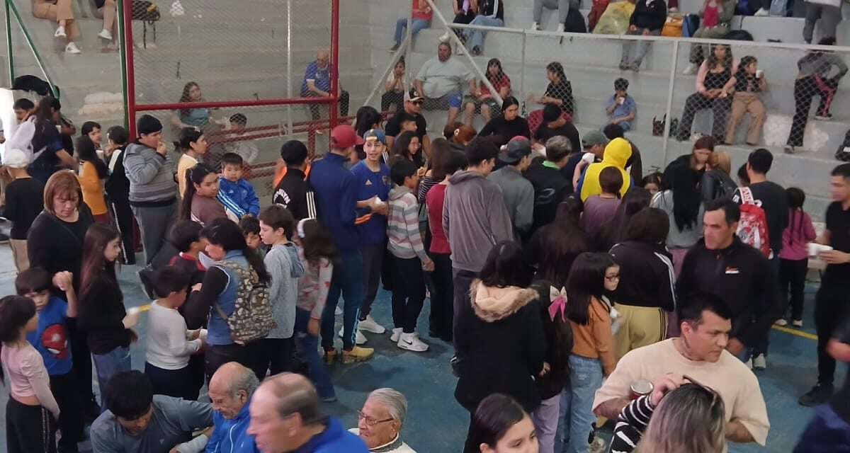 Una tarde a puro boxeo, chocolate y regalos reunió a cientos de familias