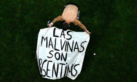 Misterio develado: publicaron el video de cómo le llegó la bandera de Malvinas a los jugadores de la Selección Argentina