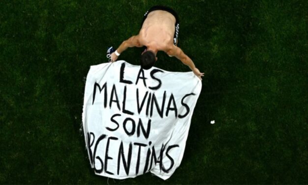 Misterio develado: publicaron el video de cómo le llegó la bandera de Malvinas a los jugadores de la Selección Argentina