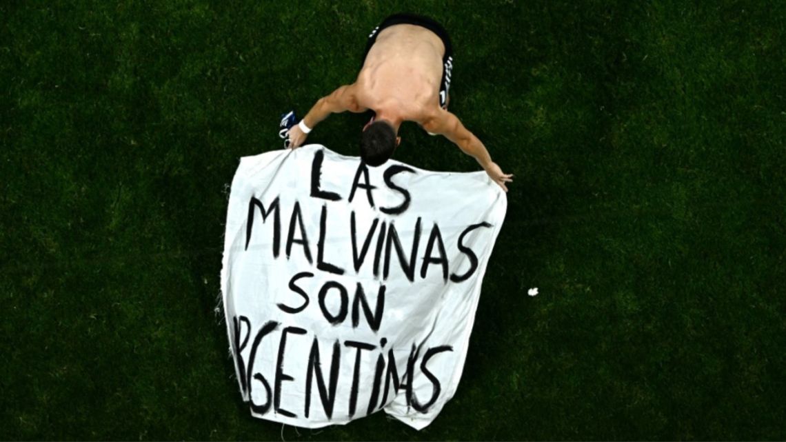 Misterio develado: publicaron el video de cómo le llegó la bandera de Malvinas a los jugadores de la Selección Argentina