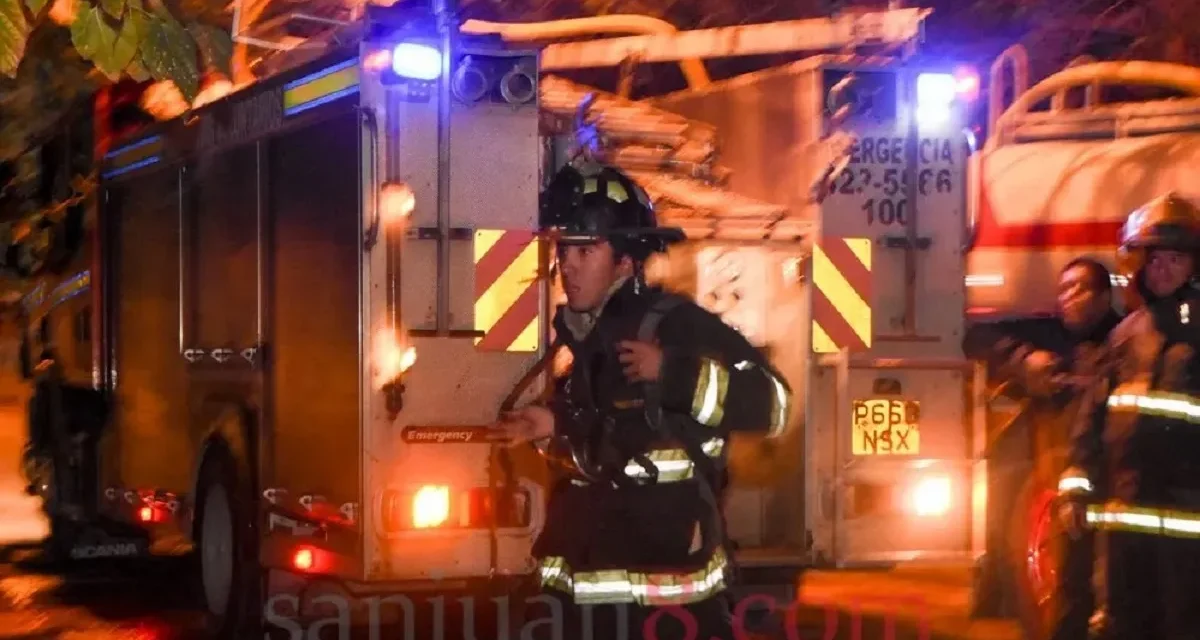Cinco personas quedaron atrapadas por un incendio en Rawson y una mujer sufrió quemaduras