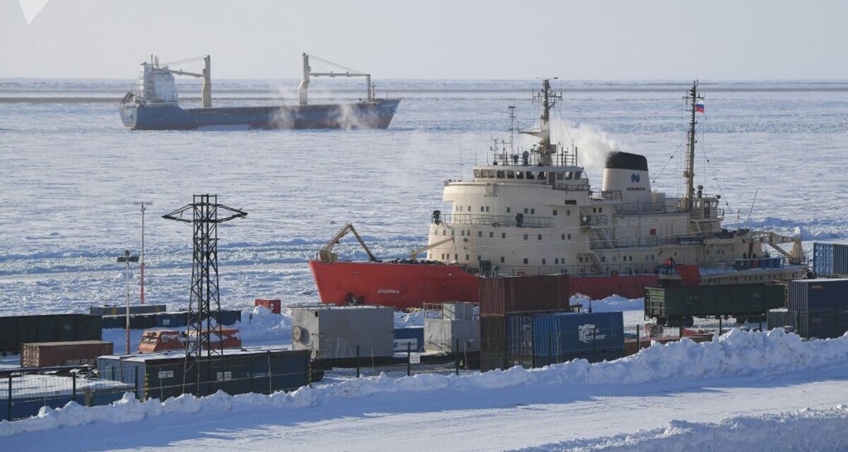 Un buque viaja a Europa por el Ártico y evita el mar Rojo