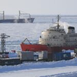 Un buque viaja a Europa por el Ártico y evita el mar Rojo