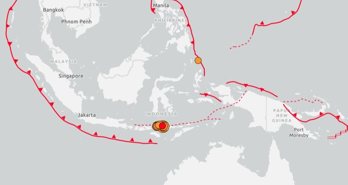 Un terremoto de magnitud 7,7 sacudió Indonesia y activaron una alerta de tsunami