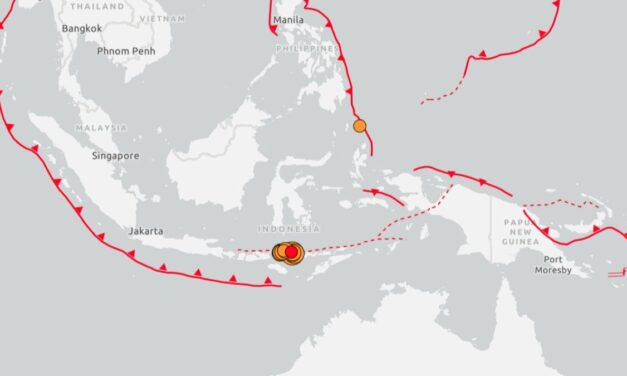Un terremoto de magnitud 7,7 sacudió Indonesia y activaron una alerta de tsunami