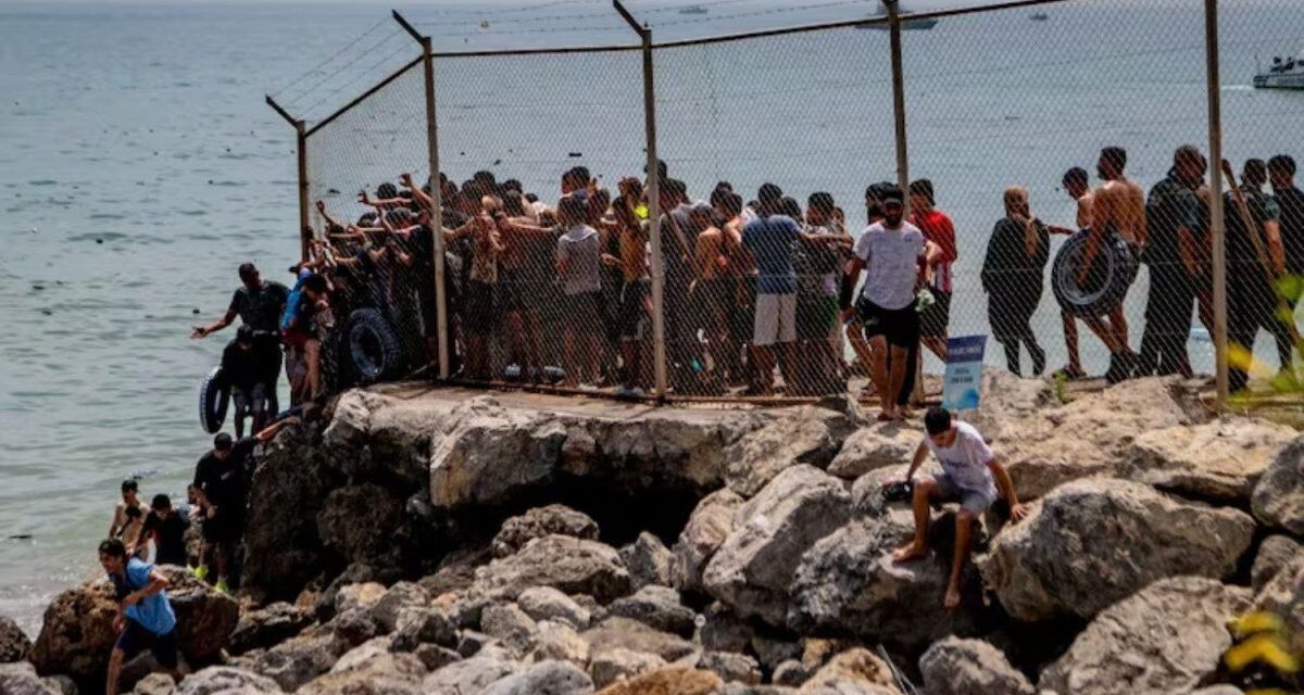 Ceuta reclama el traslado de menores migrantes a la península en medio de la crisis humanitaria