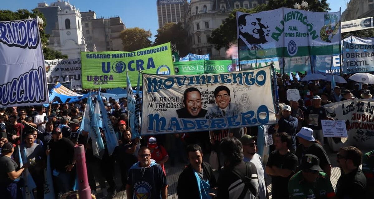 Tras la marcha atrás del Gobierno por ley de Tierras, sindicatos mantienen la movilización frente al Congreso