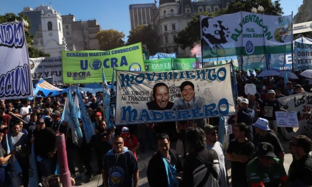 Tras la marcha atrás del Gobierno por ley de Tierras, sindicatos mantienen la movilización frente al Congreso