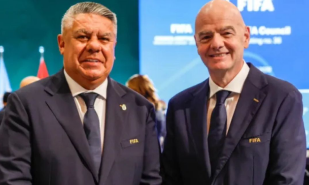 El pacto de hierro: por qué Chiqui Tapia es el último gran aliado de Infantino en Sudamérica