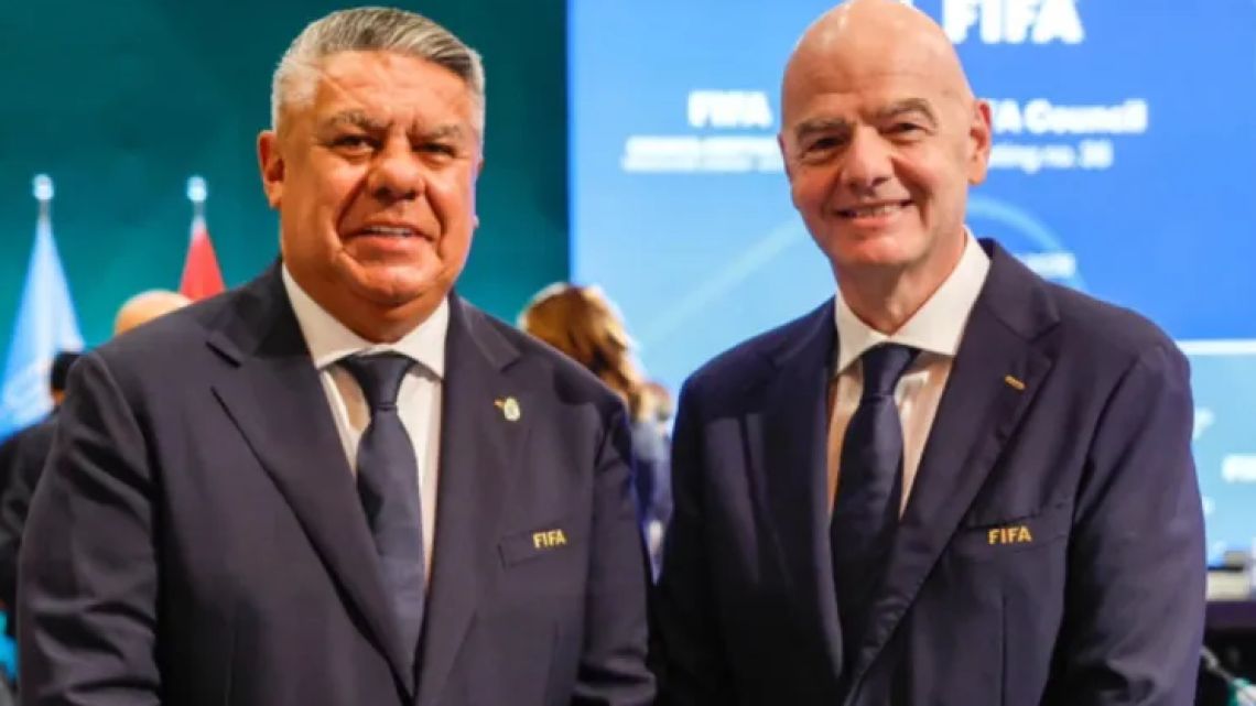 El pacto de hierro: por qué Chiqui Tapia es el último gran aliado de Infantino en Sudamérica
