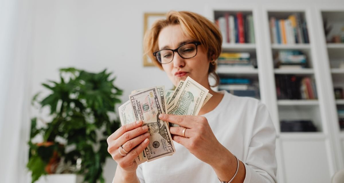 Cómo usar tus dólares para pagar menos y evitar impuestos excesivos